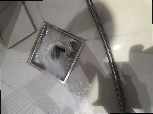부산 남구 하수구막힘 욕실 배수구 점검 장면