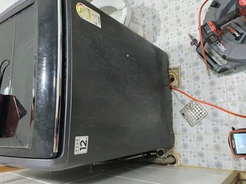 부산 남구 하수구막힘 배관 내부에 기름 찌꺼기가 두껍게 쌓인 단면 모습