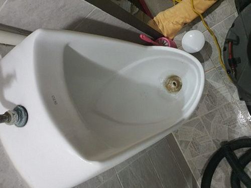 부산 남구 하수구막힘 배수구 뚜껑을 열고 물 흐름을 점검하는 현장 작업 장면