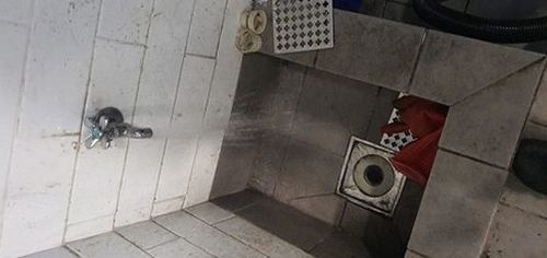 부산 남구 하수구막힘 배관 점검구에서 흐름을 확인하는 장면