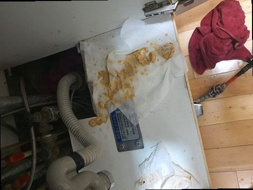 부산 남구 하수구막힘 배수가 느려져 물이 고인 싱크대 주변