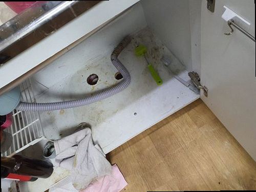 부산 남구 문현4동 하수구막힘 배수구 주변 역류 흔적과 물 고임 상태를 확인하는 모습